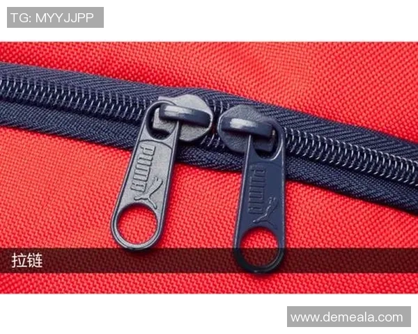 喷雾场景足球明星联名款背包引领时尚潮流与运动风尚结合